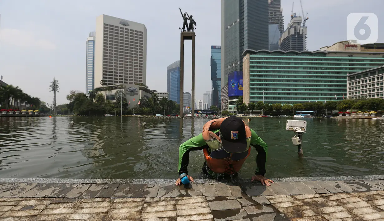Petugas melakukan perawatan kolam Patung Selamat Datang Bundaran HI, Jakarta, Selasa(1/9/2020).Perawatan skala rutin dilakukan agar terhindar dari masalah kerusakan seperti lampu kolam, pipa berkarat, batu lantai kolam, dan lain-lain. (merdeka.com/Imam Buhori)