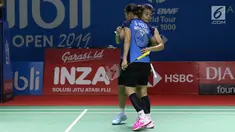 Pebulu tangkis ganda putri Indonesia, Greysia Polii/Apriyani Rahayu berpelukan usai melawan Kim So Yeong/Kong Hee Yong (Korsel) di babak 16 besar Indonesia Open 2019 di Istora Senayan, Jakarta, Kamis (18/7/2019). Greysia/Apriyani kalah 20-22, 21-18, 13-21. (Liputan6.com/Helmi Fithriansyah)