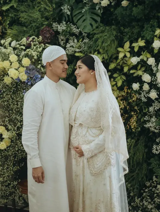 Dress putih berpayet keemasan itu memiliki aksen cropped outer renda yang cantik. [@erinagudono]