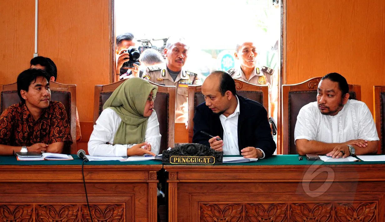 Novel Bawesdan bersama kuasa hukum KPK saat menjalani sidang praperadilan di PN Jakarta Selatan, Senin (25/5/2015). Sidang Novel ditunda hingga Jumat 29/5/ mendatang, karena tim kuasa hukum Polri tidak hadir. (Liputan6.com/Yoppy Renato)
