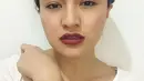 Marshanda tampak cantik dengan lipstik merahnya saat selfie. Perempuan yang akrab disapa Caca ini lahir pada 10 Agustus 1989 dan pernah membintagi sinetron Bidadari.  (Instagram/ marshanda99)
