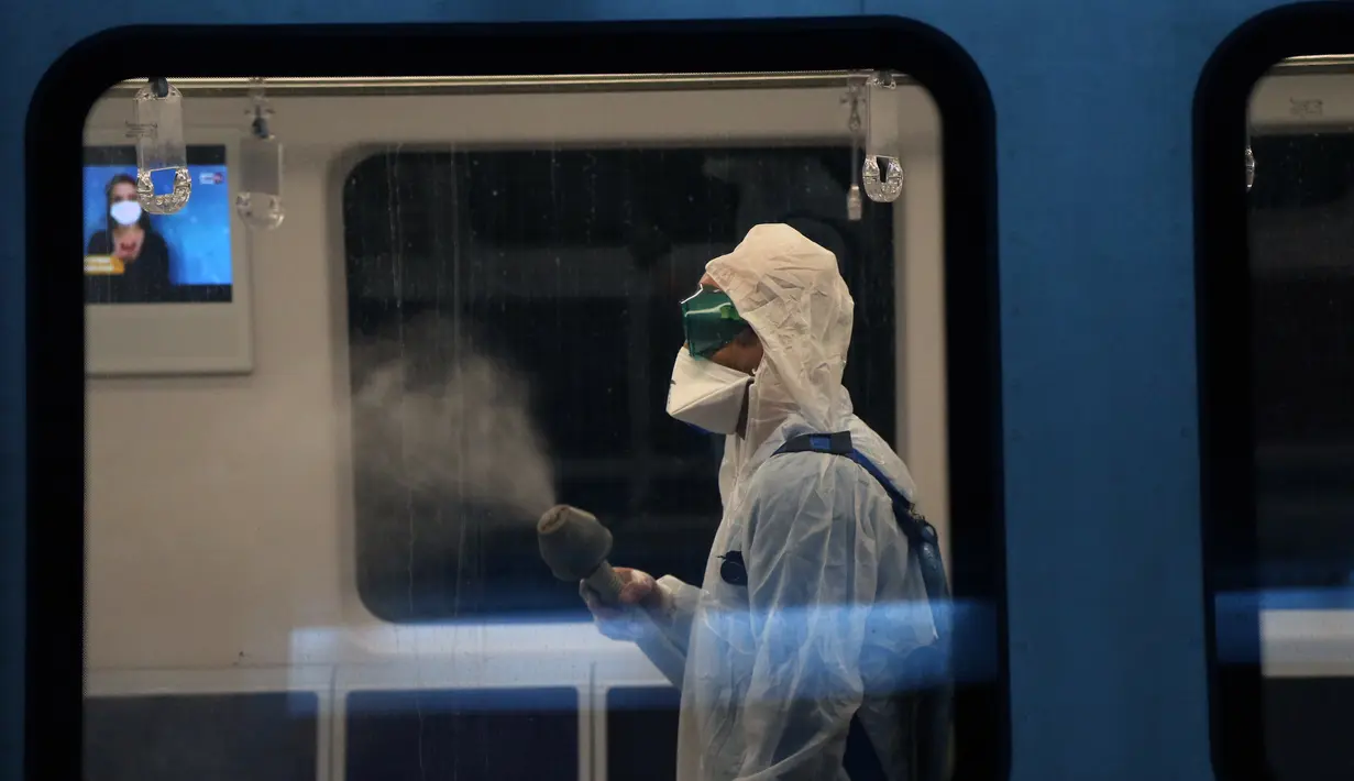 Petugas kebersihan melakukan disinfeksi di kereta bawah tanah di Ankara, Turki (19/11/2020). Kementerian juga mengonfirmasi tambahan 123 orang meninggal dalam 24 jam terakhir, sehingga total kematian menjadi 11.943, sementara jumlah kesembuhan naik 2.918 menjadi 364.573. (Xinhua/Mustafa Kaya)