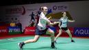 <p>Ganda putri Jerman, Linda Efler/Isabel Lohau mengembalikan bola ke arah lawannya, pasangan Indonesia, Lanny Tria Mayasari/Ribka Sugiarto pada laga babak 32 besar Daihatsu Indonesia Masters 2024 di Istora Senayan, Jakarta, Selasa (23/1/2024). Linda Efler/Isabel Lohau kalah dua game langsung 20-22, 17-21. (Bola.com/Bagaskara Lazuardi)</p>
