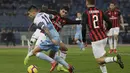 Aksi Juaquin Correa lewati Lucas Paqueta pada laga semifinal Coppa Italia yang berlangsung di stadion Olimpico, Roma, Rabu (27/2). AC Milan bermain imbang 0-0 kontra SS Lazio. (AP Newsroom)