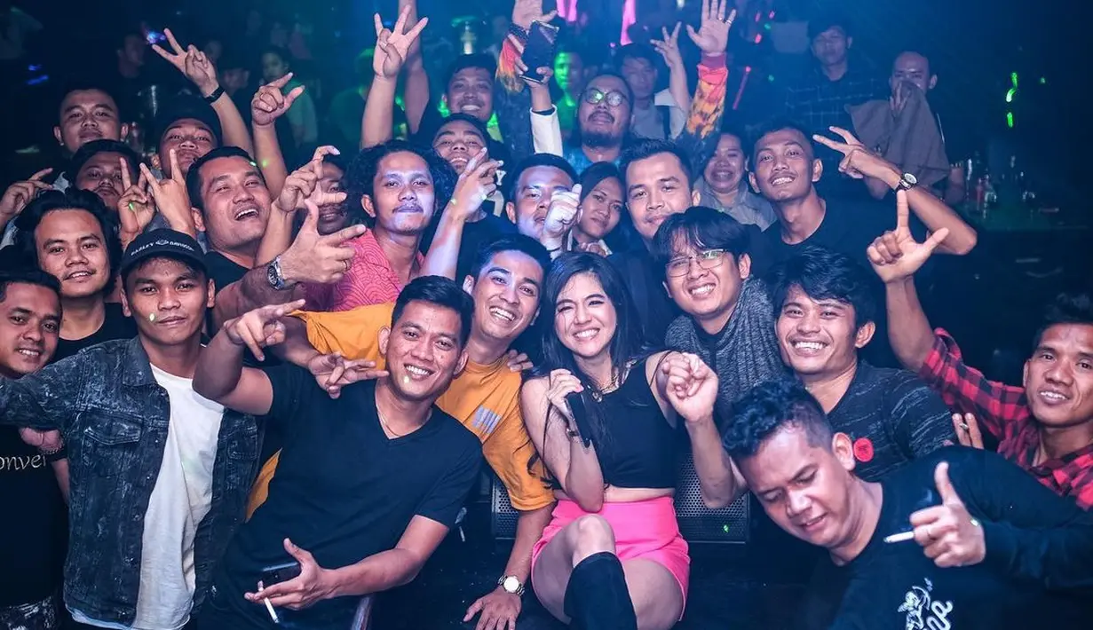 Ibu satu anak ini begitu bahagia tampil di kota kelahirannya, Medan. Ia pun berpose dengan para pengunjung yang sebagian besar laki-laki. (Foto: Instagram/@putriuna)