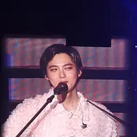 Penampilan Suho di konser solonya di Tennis Indoor, Senayan, Jakarta, Sabtu (10/8). [Foto: Lanny Kusuma/Fimela]