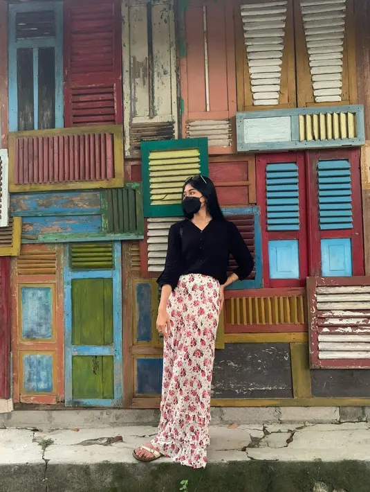 OOTD liburan dengan rok maxi floral dan kemeja, feminin dan chic. [IG @erinagudono]