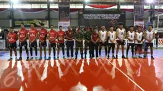 Komandan Jenderal (Danjen) Kopassus Mayjen TNI Madsuni bersama peserta atlet saat pembukaan Danjen Kopassus-BNI Open Volleyball Tournament di Gedung Nanggala Markas Kopassus, Cijantung, Jakarta (2/4). (Liputan6.com/Helmi Afandi)