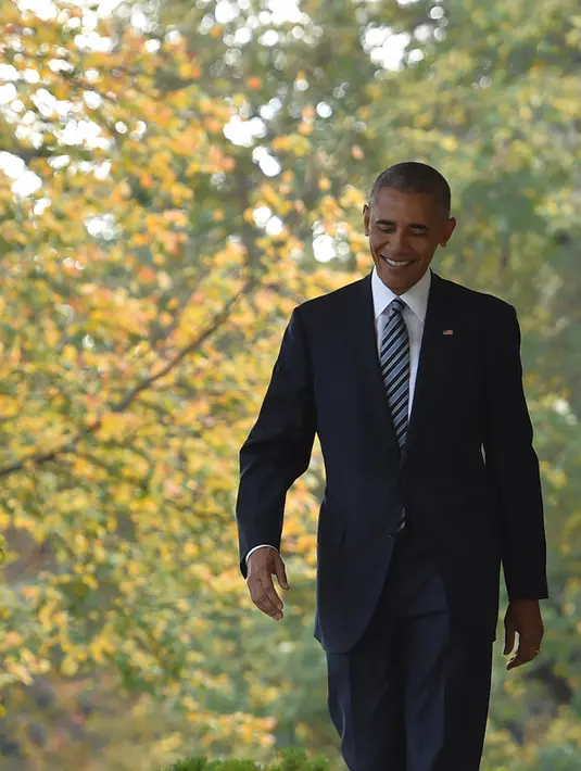 Barack Obama tiba untuk memberikan pidato kemenangan Donald Trump di Pilpres AS di Gedung Putih, Washington, DC (9/11). Obama telah mengundang Trump ke Gedung Putih untuk membicarakan sejumlah hal termasuk perpindahan kekuasaan. (AFP PHOTO/Nicholas Kamm)