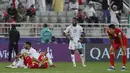 Para pemain Timnas Oman dan Kirgistan tertunduk lesu setelah bermain imbang 1-1 pada laga ketiga Grup F Piala Asia 2023 di Abdullah bin Khalifa Stadium, Doha, Qatar, Kamis (25/1/2024) yang membuat Oman dan Kirgistan gagal lolos ke babak 16 besar. (AFP/Karim Jaafar)