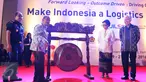 Menko Perekonomian Darmin Nasution didampingi Menkeu Sri Mulyani dan Mendag Enggartiasto Lukita memukul gong saat pembukaan acara Jakarta International Logistics Summit and Expo (JILSE) 2016 di Jakarta, Rabu (19/10). (Liputan6.com/Angga Yuniar)
