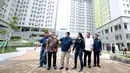 Menko PMK, Puan Maharani (keempat kiri) bersama Ketua INASGOC Erick Thohir meninjau fasilitas taman wisma atlet Asian Games 2018 di Jakarta, Minggu (4/2). Puan didampingi CdM Asian Games 2018 Komjen Pol Syafruddin. (Liputan6.com/Helmi Fithriansyah)