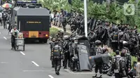 Aparat kepolisian berjaga di sekitar akses menuju Gedung DPR RI guna mengadang massa demonstrasi UU Cipta Kerja, Jakarta, Kamis (8/10/2020). Polri mengerahkan 2.500 personel BKO Brimob Nusantara untuk mengamankan unjuk rasa UU Cipta Kerja di Gedung DPR dan sekitarnya. (merdeka.com/Iqbal S. Nugroho)