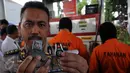 Petugas menunjukkan barang bukti kasus praktik pengurangan literan di SPBU kawasan Rempoa, Ciputat, Tangsel, Senin (6/6). Modus yang dilakukan adalah dengan mengurangi jatah bahan bakar menggunakan digital regulator stabilizer. (Liputan6.com/Helmi Afandi)