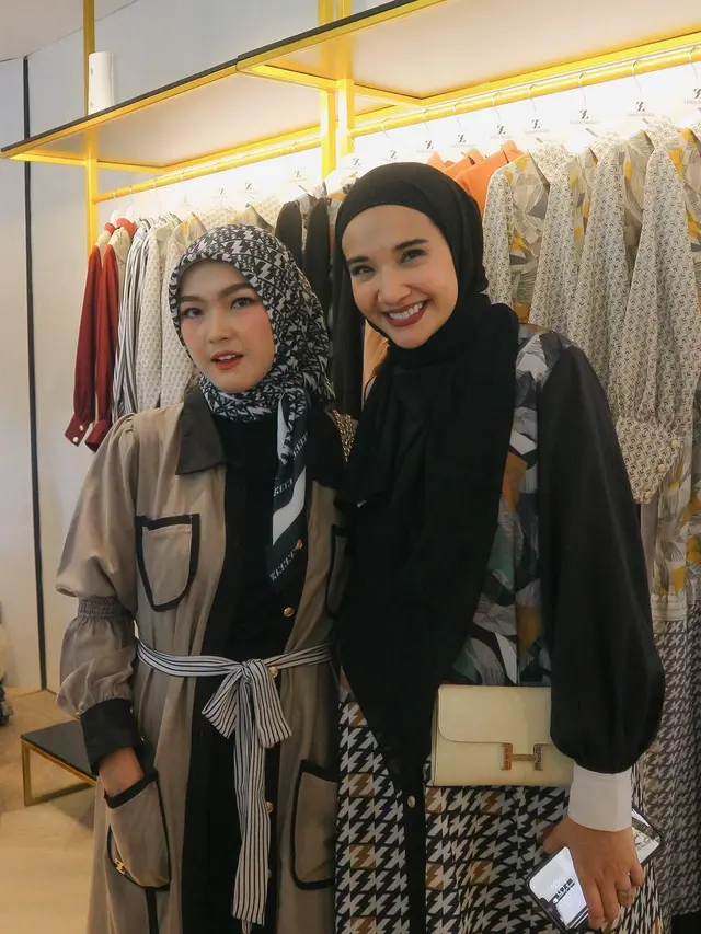6 Potret Terbaru Ana Riana yang Mantap Berhijab, Banjir Pujian