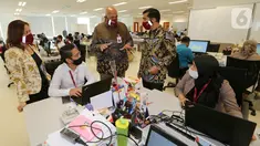 (ki-ka) Head of Agency PT KSK Insurance Indonesia Eny Handayani, President Director Dato' Dr. Sharifuddin Wahab dan Finance Director Suharjo Lumbanraja berbincang di sela-sela konfrensi pers perluncuran program KSK Peduli Motor Vehicle di Jakarta, Rabu (07/04/2021). (Liputan6.com)