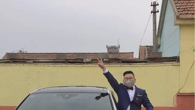 Zhang Long mengendarai mobil menuju rumah mempelai wanita di Kota Licha, Qingdao, pada 6 Februari 2020. (Xinhua)