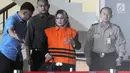 Anggota DPRD Sumatera Utara 2009-2014 dari Partai Golkar, Helmiati mengenakan rompi tahanan usai menjalani pemeriksaan di gedung KPK, Jakarta, Senin (9/7). Helmiati ditahan terkait dugaan suap APBD (Merdeka.com/Dwi Narwoko)