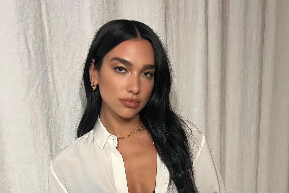 Dua Lipa Bikin Bra Menerawang Jadi Tren Street Style yang Kekinian