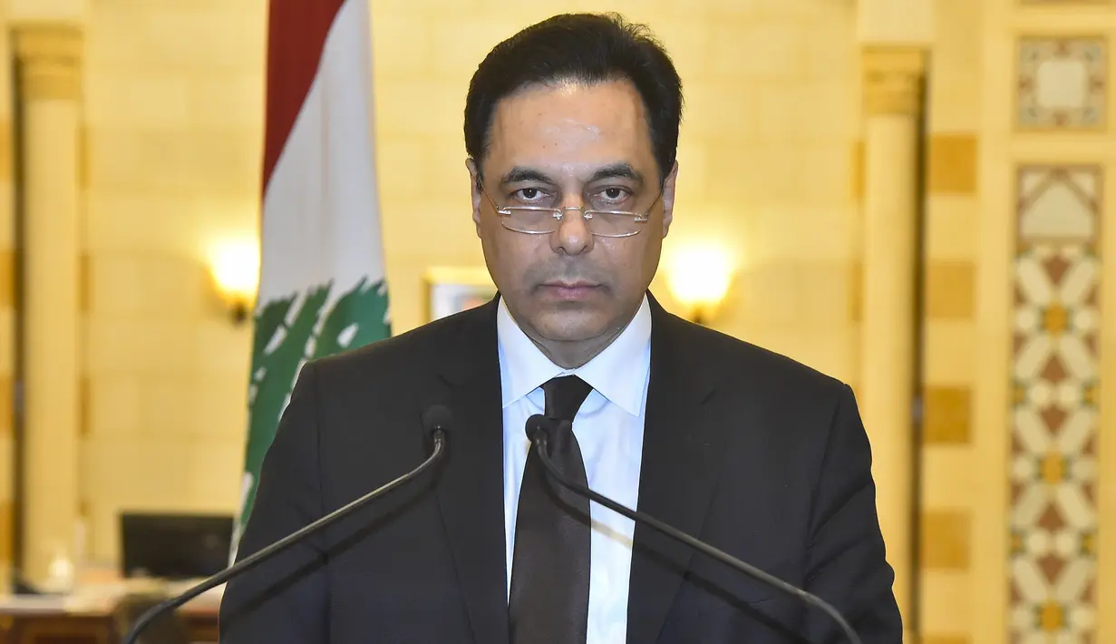 Gambar oleh agen foto Lebanon Dalati and Nohra menunjukkan Perdana Menteri Hassan Diab mengumumkan pengunduran diri pemerintahnya pada 10 Agustus 2020. Pengunduran dirinya dilakukan di tengah kemarahan rakyat yang menyeruak, atas ledakan besar di Beirut pada 4 Agustus lalu. (HO/DALATI AND NOHRA/AFP)
