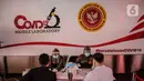 Petugas kesehatan melaksanakan tes diagnostik cepat Covid-19 di Terowongan Kendal, Jakarta, Rabu (6/5/2020). Pemeriksaan yang diselenggarakan BIN tersebut untuk mencegah penyebaran Covid-19 dari orang yang berpotensi terpapar saat beraktivitas di ruang publik. (Liputan6.com/Faizal Fanani)