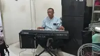 Kesulitan Cari Kerja, Penyandang Disabilitas Netra Andy Saksofone Dapat Bantuan Keyboard dari Kemensos