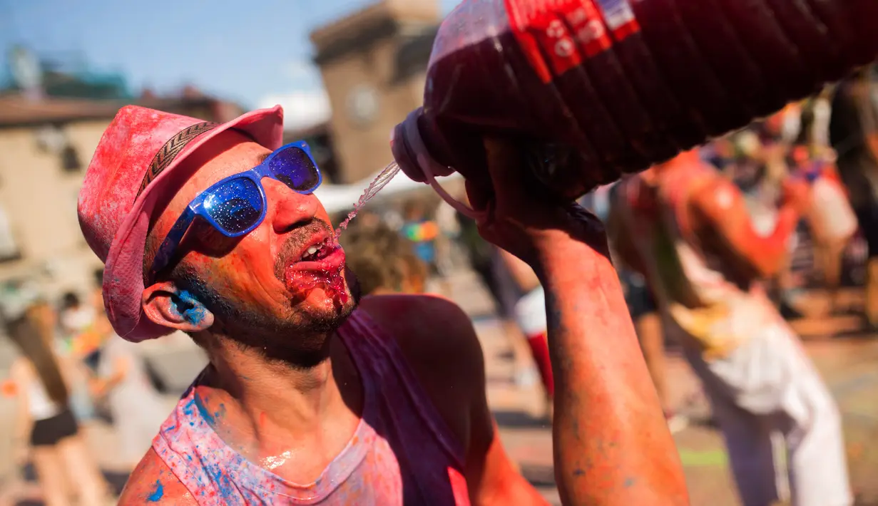 Seorang pria dengan tubuh penuh cat mengikuti Festival Monsoon Holi di Madrid, Spanyol (5/8). Festival ini biasanya selalu dirayakan setiap awal musim semi. (AP Photo/Francisco Seco)