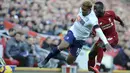 Gelandang Liverpool, Naby Keita, berebut bola dengan pemain AFC Bournemouth, Jordon Ibe, pada laga Premier League di Stadion Anfield, Sabtu (9/2). Liverpool menang 3-0 atas AFC Bournemouth. (AP/Rui Vieira)