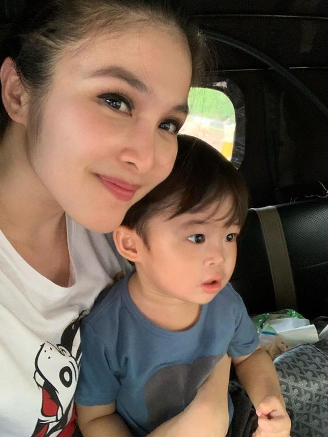 7 Potret Sederhana Raphael Moeis dan Sandra Dewi Naik Bajaj