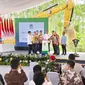 Presiden Jokowi bersama para menteri didampingi direktur Arena Group memencet tombol dimulainya pembangunan restoran Arena Botanica di IKN. (Apriyanto/Liputan6.com)
