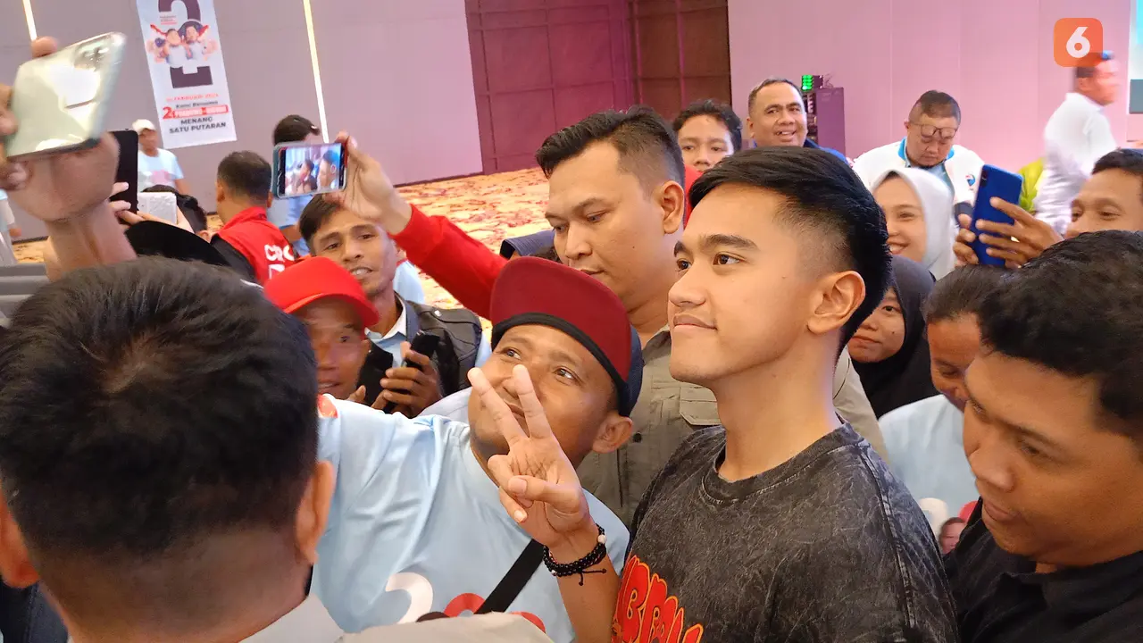 Kaesang Pangarep Foto Dengan Relawan di Kota Serang, Banten. (Rabu, 03/01/2024). (Yandhi Deslatama/Liputan6.com).