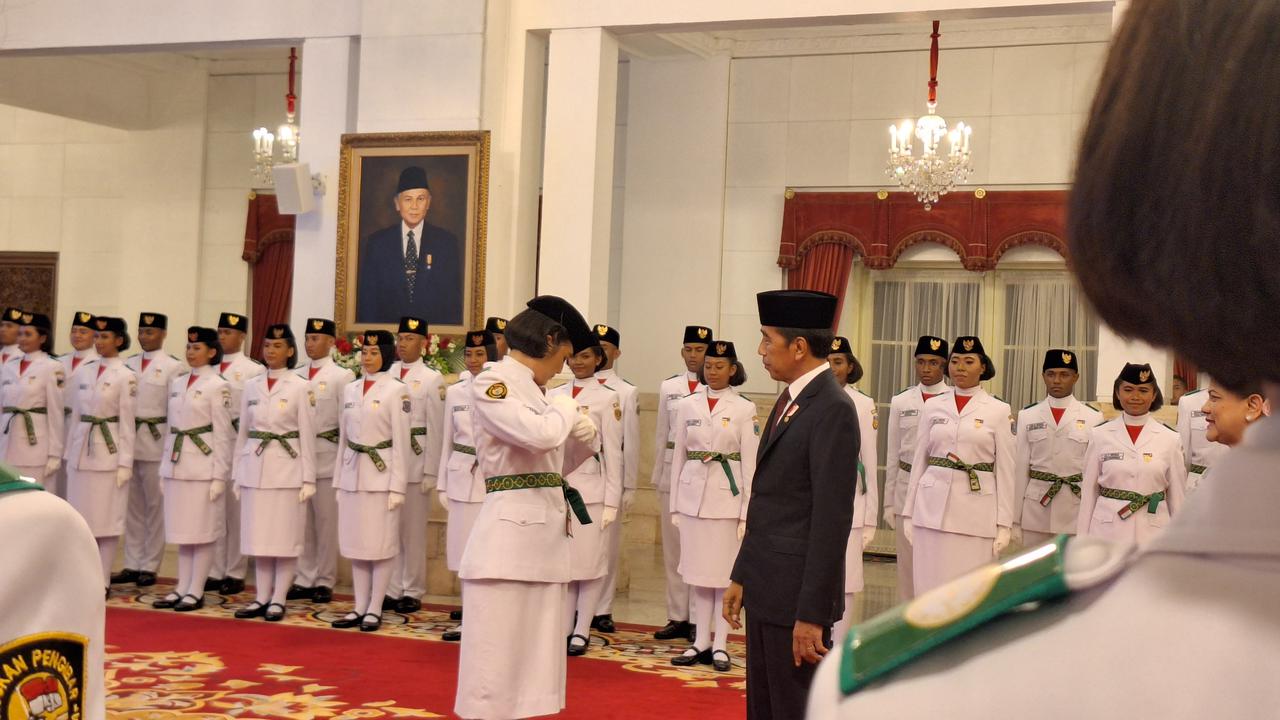 Presiden Joko Widodo atau Jokowi mengukuhkan 76 anggota Pasukan Pengibar Bendera Pusaka (Paskibraka) yang akan bertugas saat peringatan HUT Kemerdekaan ke-78 RI di Istana Merdeka Jakarta.