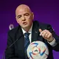 Presiden FIFA Gianni Infantino berbicara dalam konferensi pers di&nbsp;Qatar National Convention Center, Doha, Sabtu, 19 November 2022, menjelang Piala Dunia Qatar 2022. Infantino membalas kritik terhadap catatan hak asasi manusia Qatar. (COFFRINI KAIN / AFP)