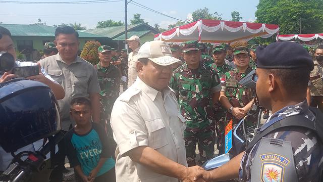Menhan Prabowo Subianto menyerahkan kendaraan dinas sepeda motor untuk Babinsa Prajurit TNI-Polri di Kodim 1710/Mimika