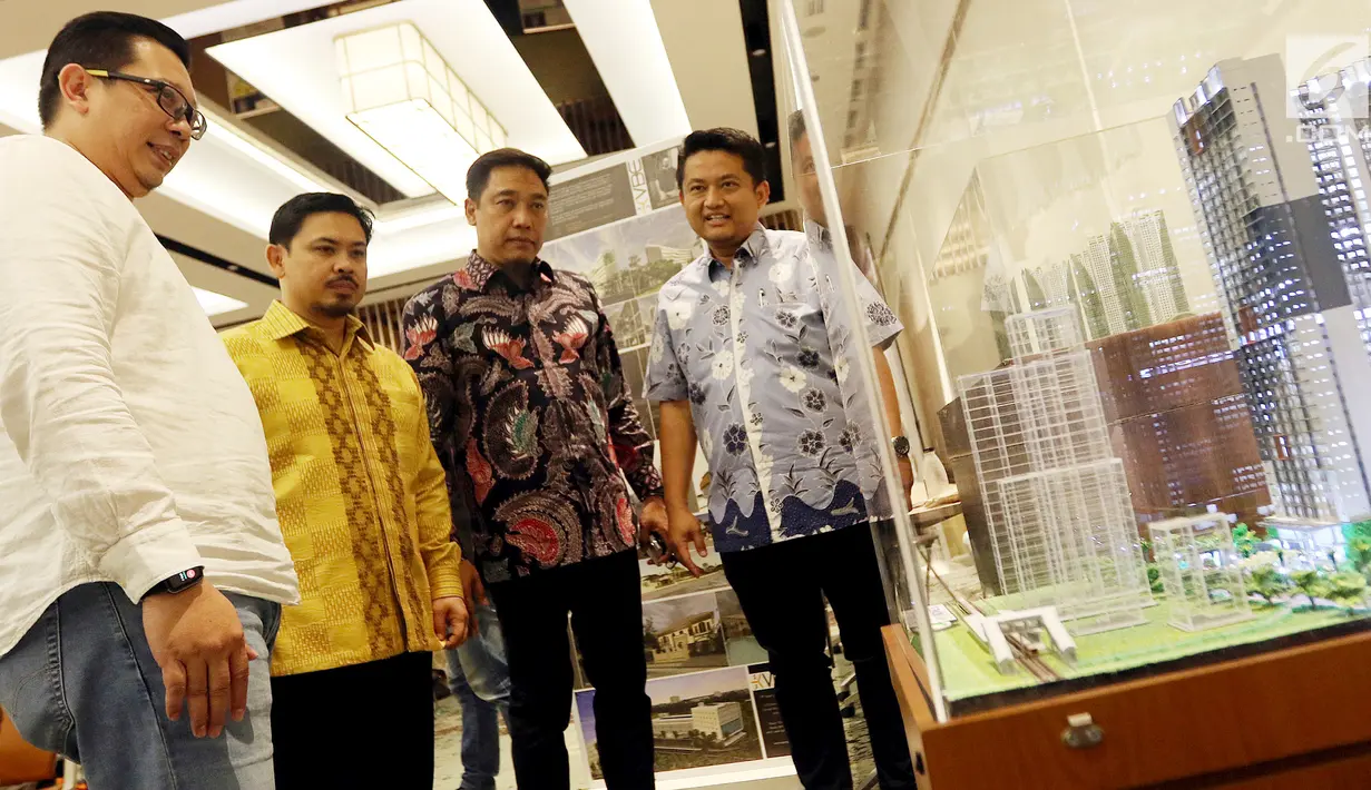 Ketum Pilars 93 Robby Budiansyah (dua kiri), Ketum KMPT Pramono Dewo (dua kanan), Project Director Grand Andika Kertajati PT PP Property Tbk Raja M.L Tobing (kanan) usai diskusi, Jakarta, Sabtu (14/9/2019). Diskusi digelar Komunitas Pengusaha Muslim Trisakti dan Pilars 93. (Liputan6.com/JohanTallo)