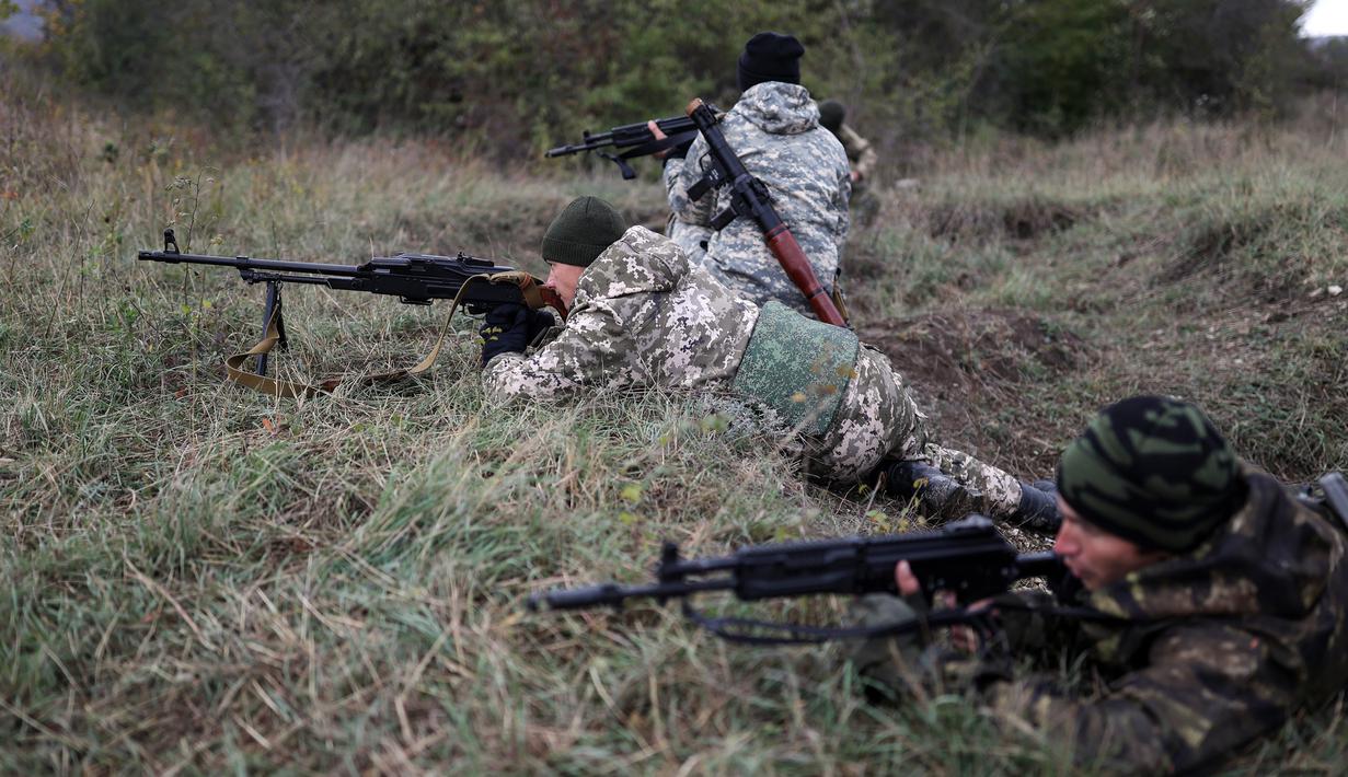 Rekrutan memegang senjata saat pelatihan militer di lapangan tembak di wilayah Krasnodar, Rusia, 21 Oktober 2022. Presiden Rusia Vladimir Putin beberapa waktu lalu mengumumkan mobilisasi militer parsial. Akan ada 300.000 tentara cadangan dikirim berperang ke Ukraina. (AP Photo)