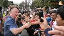 Louis van Gaal (Pelatih Timnas Belanda) menemui sejumlah penggemar sepakbola yang berkerumun di pinggir Lapangan C Senayan Jakarta pada Kamis 6 Juni 2013