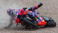 Pembalap Prima Pramac Racing, Jorge Martin terjatuh saat MotoGP Jerman 2024 yang berlangsung di Sirkuit Sachsenring, Jerman, Minggu (07/07/2024) waktu setempat. (AFP/Radek Mica)