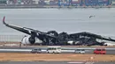 Insiden terjadi ketika pesawat tersebut menabrak pesawat penumpang Japan Airlines yang sedang mendarat di bandara Haneda, Tokyo. (Richard A. Brooks/AFP)