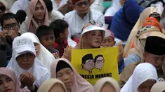 Pendukung pasangan Capres-Cawapres nomor urut 02 Prabowo Subianto-Sandiaga Uno berdoa saat menghadiri syukuran kemenangan di Kertanegara, Jakarta, Jumat (19/4). Dalam acara syukuran klaim kemenangan Pilpres 2019 tersebut, Prabowo tidak didampingi Sandiaga. (Liputan6.com/Faizal Fanani)