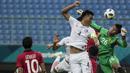 Kiper Laos, Paseuth Saymanolynh, menghalau sundulan bek Hongkong, Lau Hok Ming, pada laga Grup A Asian Games di Stadion Patriot, Jawa Barat, Jumat (10/8/2018). Hongkong menang 3-1 atas Laos. (Bola.com/Vitalis Yogi Trisna)