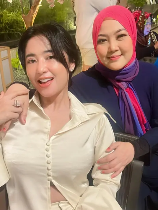 Bukan operasi plastik, Dewi Perssik menjalankan operasi transfer lemak lantaran adanya benjolan otot pada bagian bawah matanya imbas keseringan menangis. [Foto: IG/dewiperssik9].
