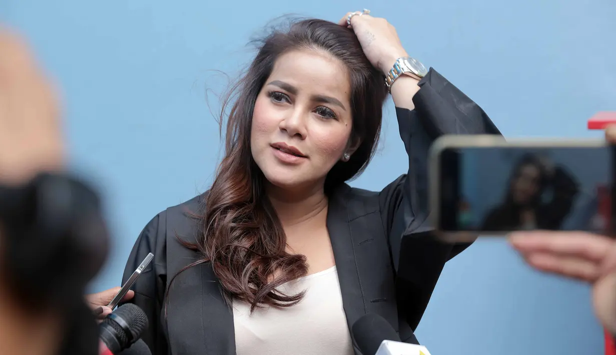 Meski kandungannya memasuki usia delapan bulan, namun presenter dan pemeran itu merasa masih lincah. Berbeda dengan kehamilan anak keduanya yang banyak bed rest. (Nurwahyunan/Bintang.com)