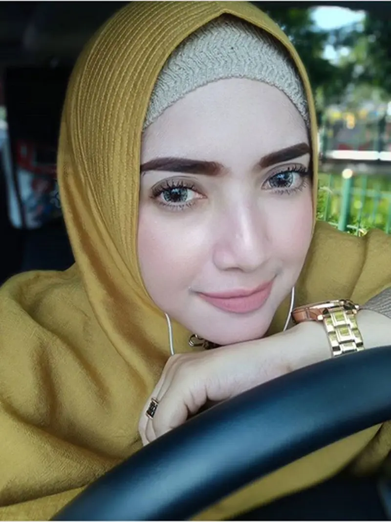 [Bintang] Yulia Mochamad Disebut Istri Ketiga Opick