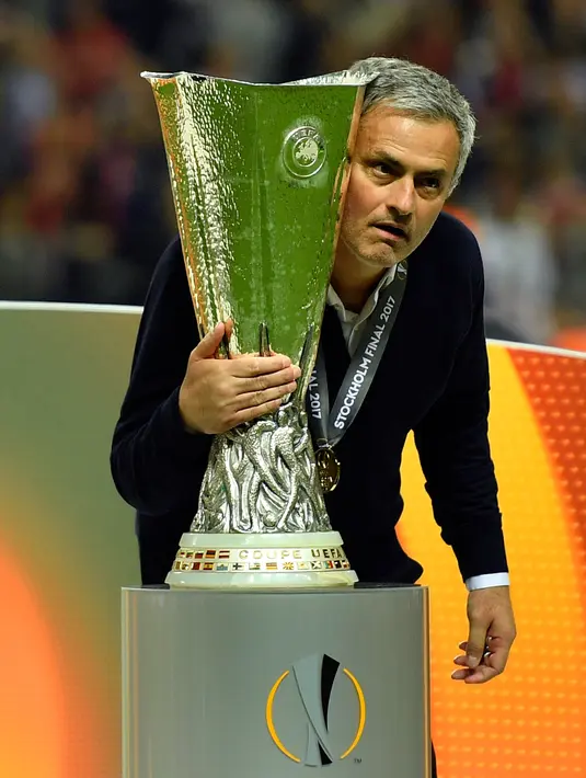 Ekspresi Mourinho usai mengantarkan MU menjuarai Liga Europa, Swedia, Kamis (25/5). Mou mengaku senang karena timnya sukses meraih tiket ke Liga Champions musim depan lewat jalur juara Liga Europa. (AP Photo)