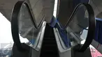 Eskalator yang di pasang di Halte Transjakarta Cipulir, Jakarta, Minggu (16/4). Dinilai terlalu tinggi, halte ini kini dipasangi eskalator untuk memberi kenyamanan para pengguna. Diperkirakan beroperasi sebelum Juni. (Liputan6.com/Helmi Afandi)