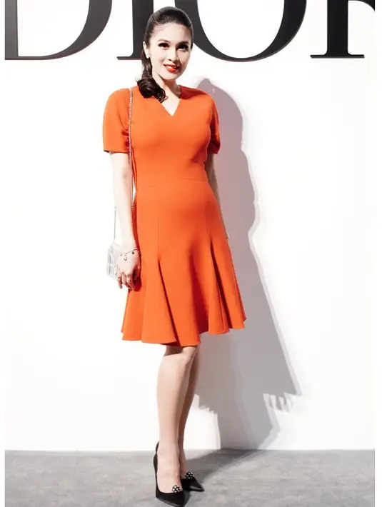 Dress polos berwarna oranye ini juga cocok banget dipakai saat Natal. Keceriaan warna bajunya akan menambah suasana Natal semakin meriah. (Instagram/sandradewi88)