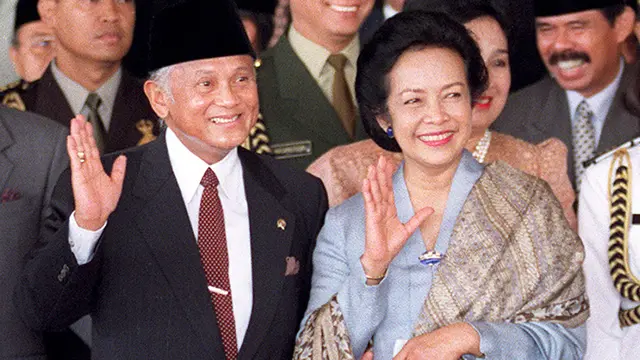 Wajah Ceria BJ Habibie Didampingi Ainun Memimpin Indonesia
