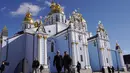 Presiden AS Joe Biden (kiri) berjalan di samping Presiden Ukraina Volodymyr Zelensky di depan Katedral Kubah Emas Santo Mikhael ketika ia tiba untuk kunjungan di Kyiv, Ukraina pada 20 Februari 2023. Presiden AS Joe Biden melakukan kunjungan mendadak ke Kyiv menjelang peringatan satu tahun invasi Rusia ke Ukraina. Biden bertemu dengan Presiden Ukraina Volodymyr Zelensky di ibu kota Ukraina dalam kunjungan pertamanya ke negara itu sejak dimulainya konflik. (Dimitar DILKOFF/AFP)