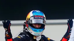 Pembalap Red Bull, Daniel Ricciardo melakukan selebrasi usai finis urutan pertama pada balapan GP Azerbaijan di Baku, Minggu (25/6). Kemenangan Ricciardo merupakan yang pertama sejak dia menjuarai Grand Prix Malaysia tahun lalu. (AP Photo/Darko Bandic)